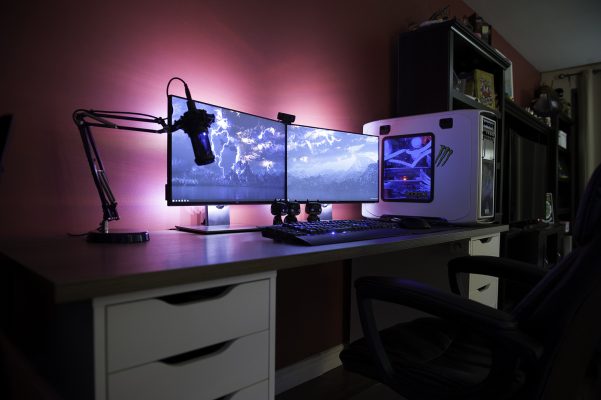 decor bàn máy tính gaming