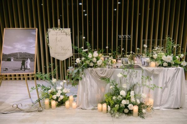 trang trí bàn gallery đám cưới đơn giản
