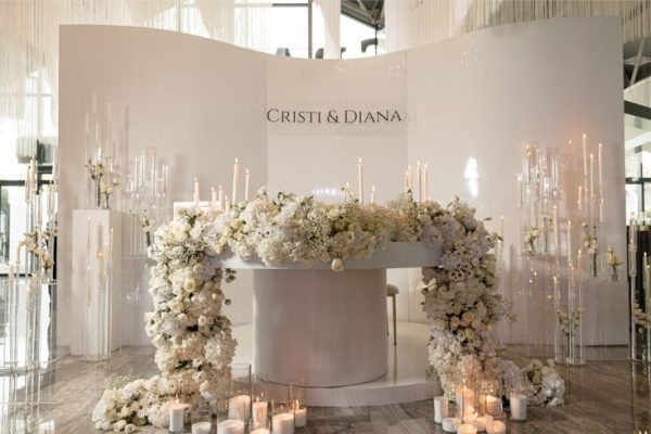 trang trí bàn gallery đám cưới đơn giản