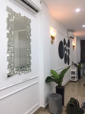 vi tri guong soi trong nha - dat guong tai cưa ra vao